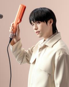 สวยรับซัมเมอร์! ด้วยอุปกรณ์จัดแต่งทรงผมจาก Dyson ในสี Ceramic Apricot