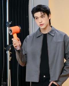 สวยรับซัมเมอร์! ด้วยอุปกรณ์จัดแต่งทรงผมจาก Dyson ในสี Ceramic Apricot