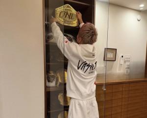 ชั้นบนสุดไม่ว่างอีกต่อไป ภรรยาทาเครุโพสต์ภาพ สามีนำเข็มขัดแชมป์โลก ONE  ขึ้นประดับตู้โชว์