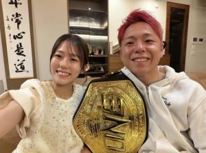 ชั้นบนสุดไม่ว่างอีกต่อไป ภรรยาทาเครุโพสต์ภาพ สามีนำเข็มขัดแชมป์โลก ONE  ขึ้นประดับตู้โชว์