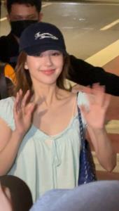 แฟนคลับต้อนรับแน่นสนามบิน! “จ้าวลู่ซือ” เดินทางถึงไทย ก่อนเสิร์ฟความฟินเอเชียทัวร์ครั้งแรก “Stay Romantic” 9 พ.ค.นี้ (คลิป)