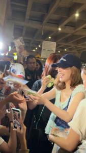 แฟนคลับต้อนรับแน่นสนามบิน! “จ้าวลู่ซือ” เดินทางถึงไทย ก่อนเสิร์ฟความฟินเอเชียทัวร์ครั้งแรก “Stay Romantic” 9 พ.ค.นี้ (คลิป)