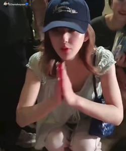 แฟนคลับต้อนรับแน่นสนามบิน! “จ้าวลู่ซือ” เดินทางถึงไทย ก่อนเสิร์ฟความฟินเอเชียทัวร์ครั้งแรก “Stay Romantic” 9 พ.ค.นี้ (คลิป)