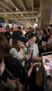 แฟนคลับต้อนรับแน่นสนามบิน! “จ้าวลู่ซือ” เดินทางถึงไทย ก่อนเสิร์ฟความฟินเอเชียทัวร์ครั้งแรก “Stay Romantic” 9 พ.ค.นี้ (คลิป)