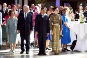 ในหลวง-พระราชินี ทอดพระเนตรขบวนสวนสนามทหารกองเกียรติยศ เนื่องในโอกาสวันเฉลิมพระชนมพรรษา สมเด็จพระราชาธิบดีคาร์ลที่ 16