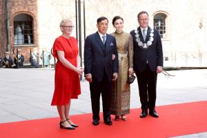 ในหลวง-พระราชินี ทอดพระเนตรขบวนสวนสนามทหารกองเกียรติยศ เนื่องในโอกาสวันเฉลิมพระชนมพรรษา สมเด็จพระราชาธิบดีคาร์ลที่ 16