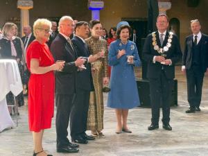 ในหลวง-พระราชินี ทอดพระเนตรขบวนสวนสนามทหารกองเกียรติยศ เนื่องในโอกาสวันเฉลิมพระชนมพรรษา สมเด็จพระราชาธิบดีคาร์ลที่ 16