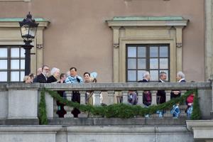 ในหลวง-พระราชินี ทอดพระเนตรขบวนสวนสนามทหารกองเกียรติยศ เนื่องในโอกาสวันเฉลิมพระชนมพรรษา สมเด็จพระราชาธิบดีคาร์ลที่ 16