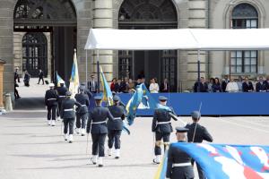 ในหลวง-พระราชินี ทอดพระเนตรขบวนสวนสนามทหารกองเกียรติยศ เนื่องในโอกาสวันเฉลิมพระชนมพรรษา สมเด็จพระราชาธิบดีคาร์ลที่ 16