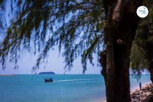 ทิวทัศน์ริมทะเลมองเห็น “เกาะแมว” อยู่ลิบๆ
