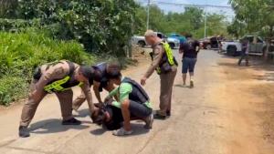 (คลิป)ตร.ทางหลวง เผยวินาทีล่า-ล็อก รถขนยาคาถนนสระบุรี-หล่มสัก รวบทั้งคนฮอด-อมก๋อย เค้นสอบยึดเพิ่ม