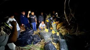 (คลิป)ตร.ทางหลวง เผยวินาทีล่า-ล็อก รถขนยาคาถนนสระบุรี-หล่มสัก รวบทั้งคนฮอด-อมก๋อย เค้นสอบยึดเพิ่ม