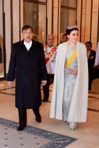 ในหลวง-พระราชินี ทรงสวมเทียร่าล้อมเพชร ร่วมงานถวายพระกระยาหารค่ำ อย่างเป็นทางการ ณ พระราชวังหลวง กรุงสตอกโฮล์ม