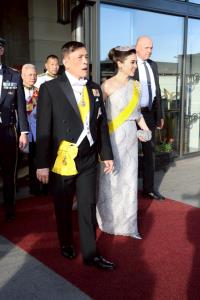 ในหลวง-พระราชินี ทรงสวมเทียร่าล้อมเพชร ร่วมงานถวายพระกระยาหารค่ำ อย่างเป็นทางการ ณ พระราชวังหลวง กรุงสตอกโฮล์ม