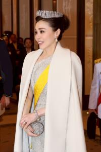 ในหลวง-พระราชินี ทรงสวมเทียร่าล้อมเพชร ร่วมงานถวายพระกระยาหารค่ำ อย่างเป็นทางการ ณ พระราชวังหลวง กรุงสตอกโฮล์ม