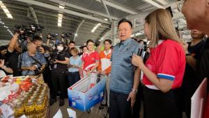 “อนุทิน” ช้อปกระจาย “ไทยช่วยไทย” ตลาดบางใหญ่ สส.ปชน.ช่วยบริการรถเข็น ก่อนโฟนอินผู้ว่าฯ 4 จังหวัด