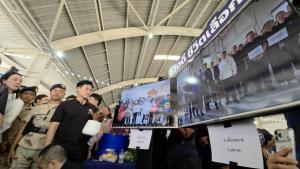 “อนุทิน” ช้อปกระจาย “ไทยช่วยไทย” ตลาดบางใหญ่ สส.ปชน.ช่วยบริการรถเข็น ก่อนโฟนอินผู้ว่าฯ 4 จังหวัด