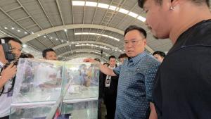 “อนุทิน” ช้อปกระจาย “ไทยช่วยไทย” ตลาดบางใหญ่ สส.ปชน.ช่วยบริการรถเข็น ก่อนโฟนอินผู้ว่าฯ 4 จังหวัด