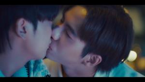 ฟินจิกหมอน!! “ฮาร์ธ–ภูมิ” จัดจูบแรก กระชากใจแฟนๆ ในซีรีส์ “One Year เลือนรางและจางหาย”