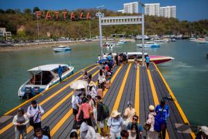 เกาะล้านคึกคัก นักท่องเที่ยวไทย-เทศแห่พักผ่อนช่วงหยุดยาววันแรงงานทำท่าเรือแหลมบาลีฮายแน่นแต่เช้า