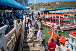เกาะล้านคึกคัก นักท่องเที่ยวไทย-เทศแห่พักผ่อนช่วงหยุดยาววันแรงงานทำท่าเรือแหลมบาลีฮายแน่นแต่เช้า