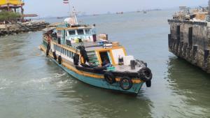 คึกคัก! นักท่องเที่ยวแห่ขึ้นเกาะสีชังช่วงหยุดยาว เรือโดยสารแน่นทุกเที่ยว
