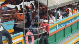 คึกคัก! นักท่องเที่ยวแห่ขึ้นเกาะสีชังช่วงหยุดยาว เรือโดยสารแน่นทุกเที่ยว