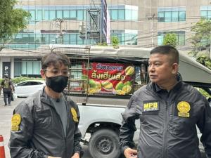 ตร.ปลอมตัวเป็นพ่อค้าทุเรียน เข้าทลายแหล่งมัวสุมยา-เล่นพนัน ในชุมชนย่านอุดมสุข