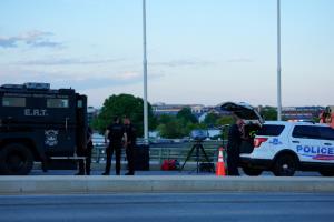 มะกันระทึก! ผู้ประท้วง 'ปีนสะพาน' ในวอชิงตัน เรียกร้องยุติสงครามอิหร่าน-หยุดพัฒนาปัญญาประดิษฐ์