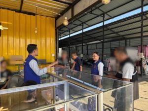 บุกจับร้านลอบขายบุหรี่ไฟฟ้ากลางตลาดเมืองนนท์ ยึดของกลางกว่า 500 รายการ มูลค่า 2 แสน ไม่เกรงกลัวกฎหมาย