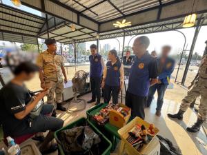 บุกจับร้านลอบขายบุหรี่ไฟฟ้ากลางตลาดเมืองนนท์ ยึดของกลางกว่า 500 รายการ มูลค่า 2 แสน ไม่เกรงกลัวกฎหมาย