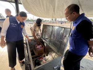 บุกจับร้านลอบขายบุหรี่ไฟฟ้ากลางตลาดเมืองนนท์ ยึดของกลางกว่า 500 รายการ มูลค่า 2 แสน ไม่เกรงกลัวกฎหมาย