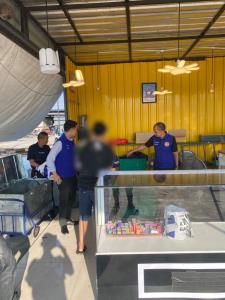 บุกจับร้านลอบขายบุหรี่ไฟฟ้ากลางตลาดเมืองนนท์ ยึดของกลางกว่า 500 รายการ มูลค่า 2 แสน ไม่เกรงกลัวกฎหมาย