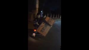 (คลิป)แฉชัด!โจ๋ลำปางแว้นป่วนเมืองไม่พอ-ลักยกป้ายเตือนปิดกั้นถนน ถ่ายคลิปโชว์ว่อนโซเชียลฯซ้ำ