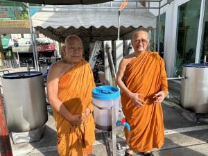 วัดดวงแขผุดไอเดีย ‘กลั่นน้ำมันจากขยะพลาสติก’ ลดค่าเผาศพ ดึงชุมชน-รัฐร่วมแก้ปัญหาน้ำมันแพง