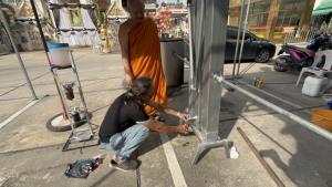 วัดดวงแขผุดไอเดีย ‘กลั่นน้ำมันจากขยะพลาสติก’ ลดค่าเผาศพ ดึงชุมชน-รัฐร่วมแก้ปัญหาน้ำมันแพง