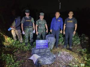 ขนทั้งทางบกทางน้ำ! ทหารเรือ นรข.พบยานรกซุกริมฝั่งโขงโค้งเกาะผาดำเชียงแสนอีกล็อตใหญ่ 14 กระสอบ