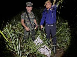 ขนทั้งทางบกทางน้ำ! ทหารเรือ นรข.พบยานรกซุกริมฝั่งโขงโค้งเกาะผาดำเชียงแสนอีกล็อตใหญ่ 14 กระสอบ
