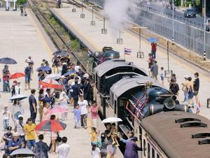 รฟท.จัดรถจักรไอน้ำย้อนวันวาน กรุงเทพฯ–นครปฐม เฉลิมพระเกียรติวันฉัตรมงคล นักท่องเที่ยวแห่ร่วมกว่า 500 คน