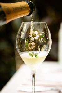 เติมสีสันให้ซันเดย์บรันช์ ณ โรงแรมอนันตรา สยาม กรุงเทพฯ กับประสบการณ์ “Champagne in Bloom”
