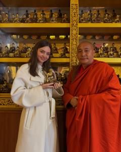 “มิแรนดา เคอร์” แชร์ภาพทริปภูฏาน กระทบไหล่พระราชินีเจ็ตซุน เพมา