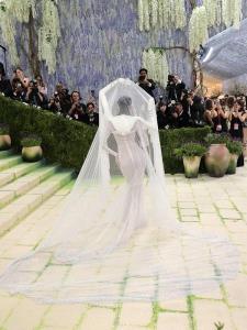 “ลิซ่า” สะเทือนพรมแดง Met Gala 2026 “แอนนา วินทัวร์” เลือกเป็นกรรมการจัดงาน