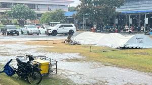 พายุฤดูร้อนถล่มนครปฐม เสาไฟฟ้าล้มระเนระนาด “ส.ส.เขต 4” ลุยกลางดึก เร่งกู้ไฟคืนทั้งคืน