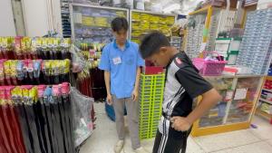 ร้านชุดนักเรียนขอนแก่นยังคึกคัก ผู้ปกครองแห่ซื้อชุดให้บุตรหลาน แม้กำลังซื้อสะดุดตามเศรษฐกิจ