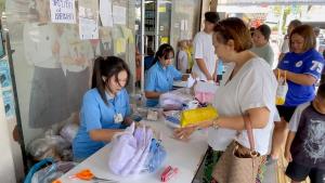 ร้านชุดนักเรียนขอนแก่นยังคึกคัก ผู้ปกครองแห่ซื้อชุดให้บุตรหลาน แม้กำลังซื้อสะดุดตามเศรษฐกิจ