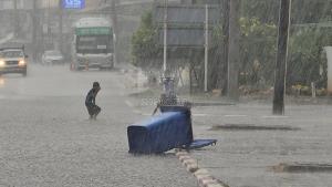 ระทึก! พายุงวงช้างถล่ม-ฝนกระหน่ำ-ลูกเห็บตก-ฟ้าผ่าสนั่นชายแดนแม่สอด 2 แรงงานพม่าโชคร้ายเจ็บ