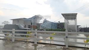 ระทึก! พายุงวงช้างถล่ม-ฝนกระหน่ำลูกเห็บตกซ้ำไม่พอ ฟ้าผ่าสนั่นชายแดนแม่สอด 2 แรงงานพม่าโชคร้ายเจ็บ