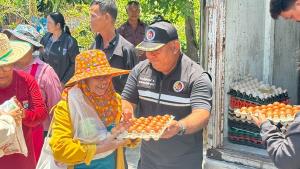 รอง ผอ.กอ.รมน.สุพรรณบุรี ลุยสำรวจวาตภัย บ้านพังเสียหายกว่า 700 หลัง เร่งช่วยเหลือผู้ประสบภัย
