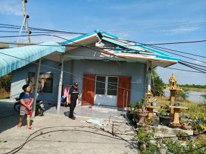 รอง ผอ.กอ.รมน.สุพรรณบุรี ลุยสำรวจวาตภัย บ้านพังเสียหายกว่า 700 หลัง เร่งช่วยเหลือผู้ประสบภัย