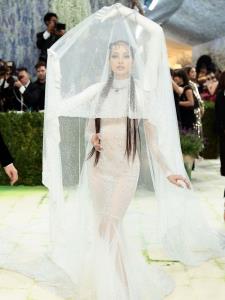 6 แฟชั่นนิสต้าสายเลือดเอเชีย โชว์ลุคสุดล้ำใน Met Gala